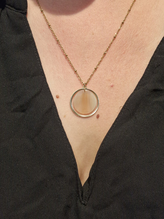 Collier cercle doré & corne naturelle : élégance minimaliste