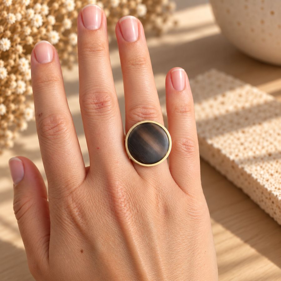 Bague cabochon réglable en acier inoxydable et rond de corne, brun sombre