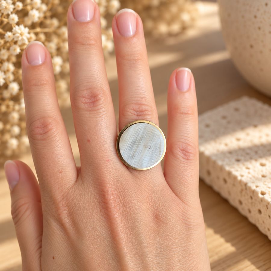 Bague cabochon réglable en acier inoxydable et rond de corne, blanc nuancé