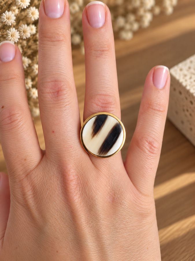 Bague cabochon réglable en acier inoxydable et rond de corne, crème et noir