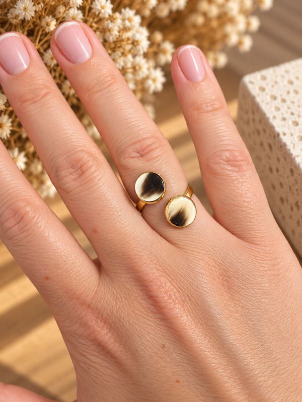 Bague cabochon réglable en acier inoxydable et double rond de corne 8 mm, crème et noir