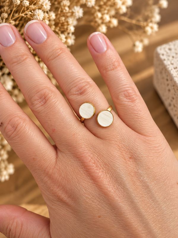 Bague cabochon réglable en acier inoxydable et double rond de corne 8 mm, blanc crème