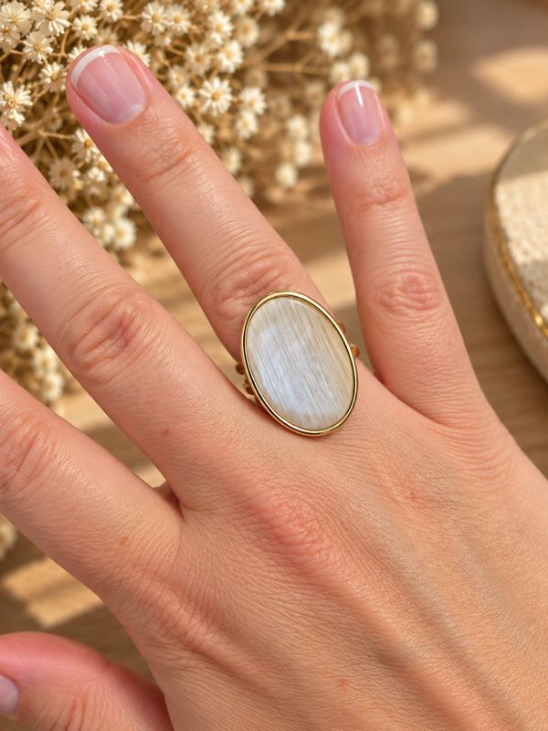 Bague cabochon réglable en acier inoxydable et grand ovale de corne 25 x 18 mm