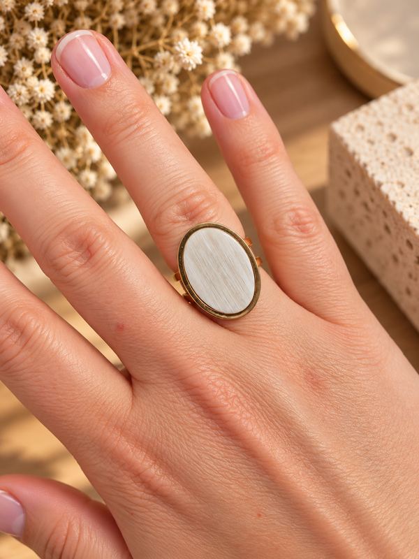 Bague cabochon réglable en acier inoxydable et petit ovale de corne 14 x 10 mm