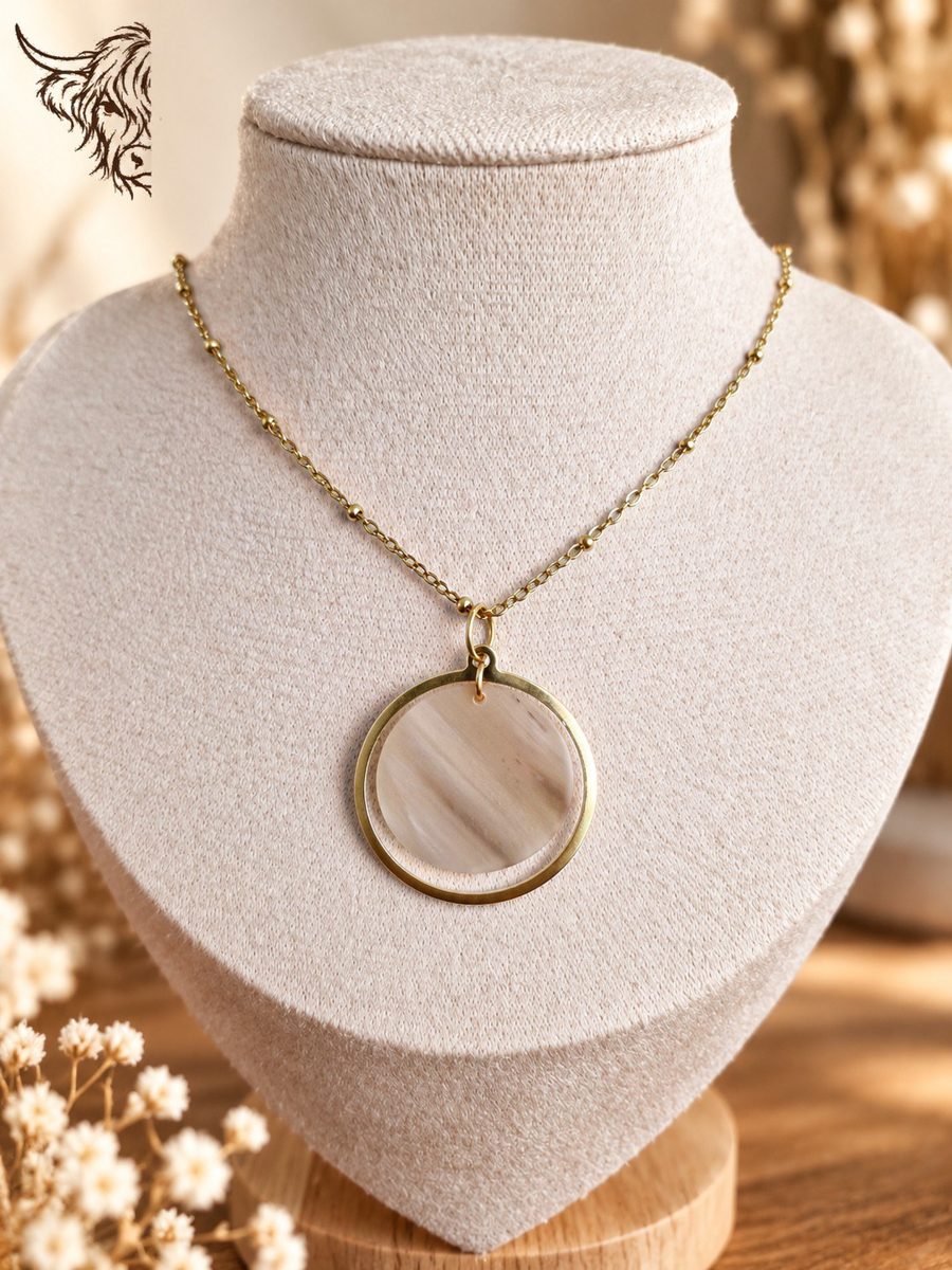 Collier cercle doré et rond de corne, chaîne satellite, beige et taupe veiné