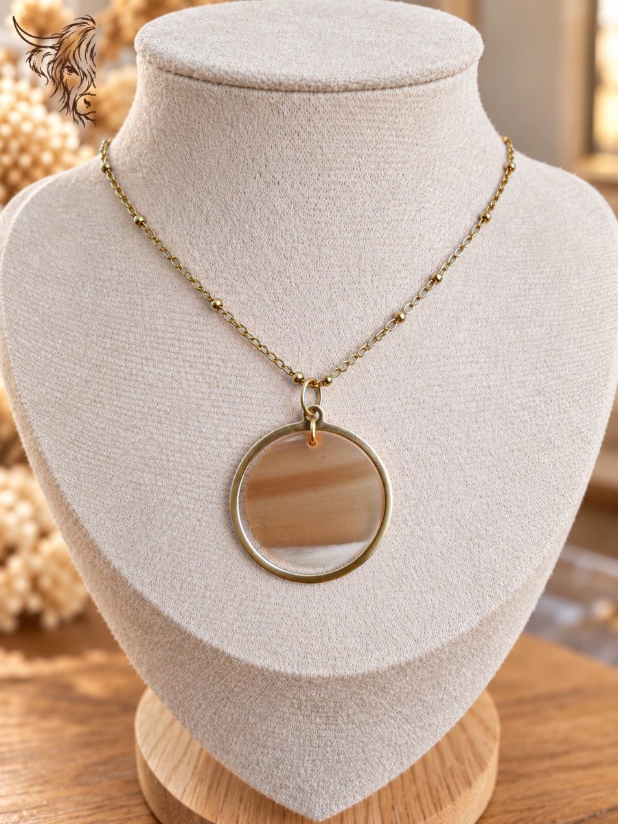 Collier cercle doré et rond de corne, chaîne satellite, caramel et crème