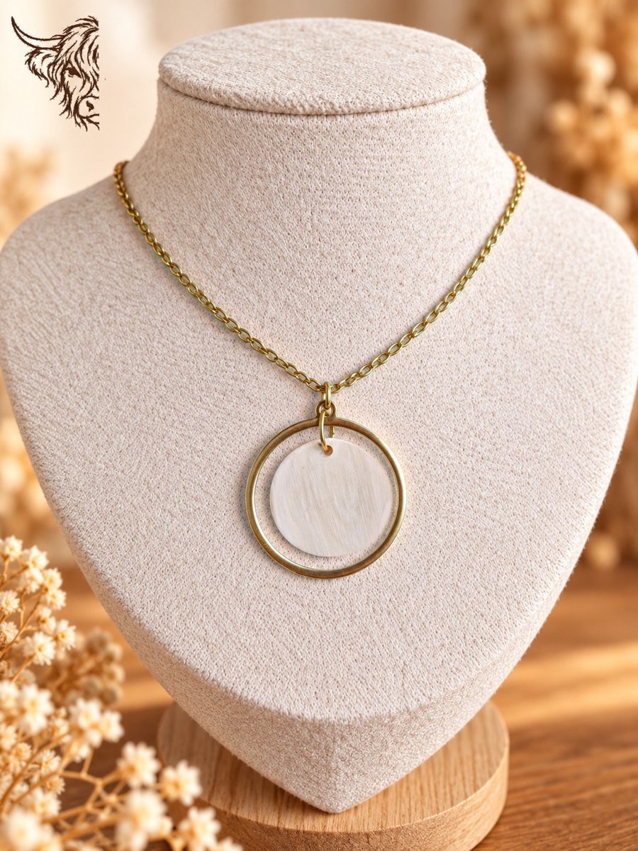 Collier cercle doré et rond de corne, chaîne maille forçat, blanc crème