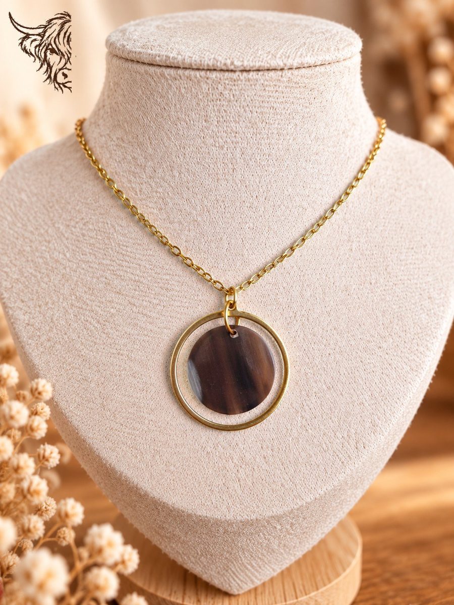 Collier cercle doré et rond de corne, chaîne maille forçat, brun foncé