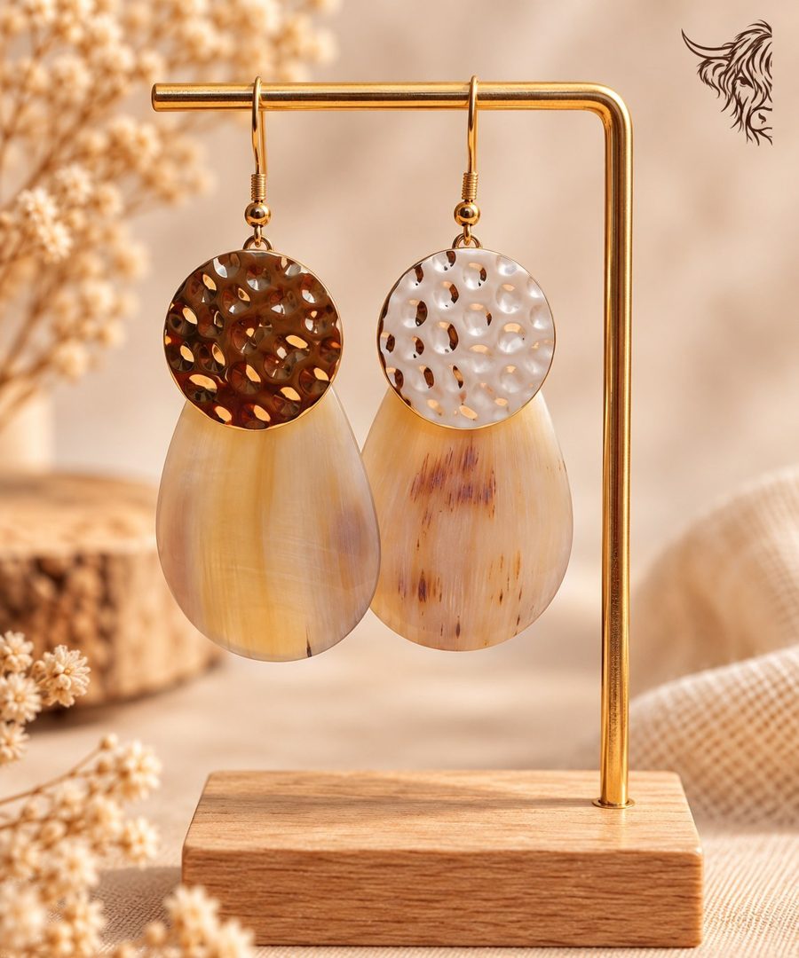 Boucles d’oreilles goutte de corne et disque martelé doré, crochets, crème