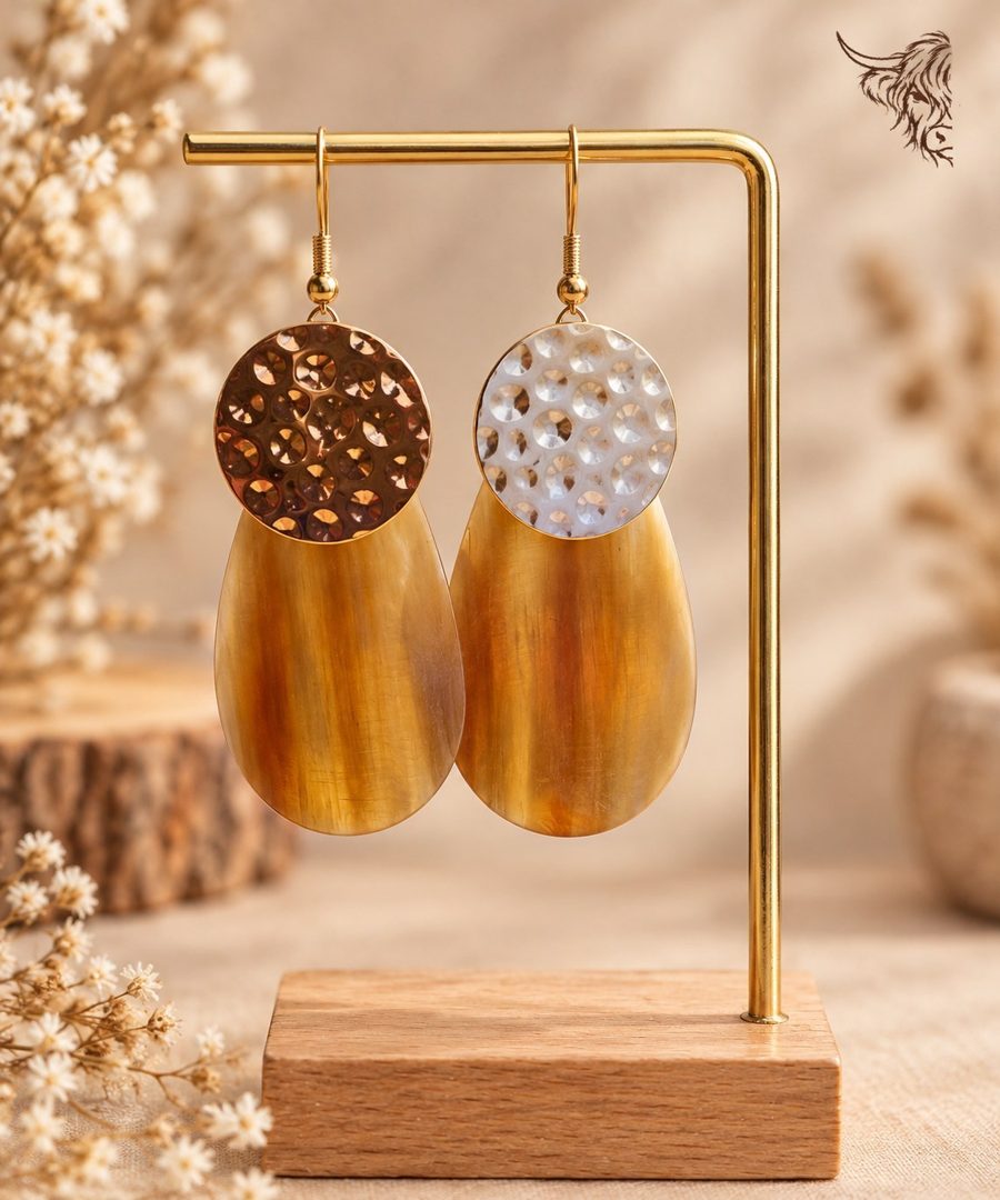 Boucles d’oreilles goutte de corne et disque martelé doré, crochets, miel