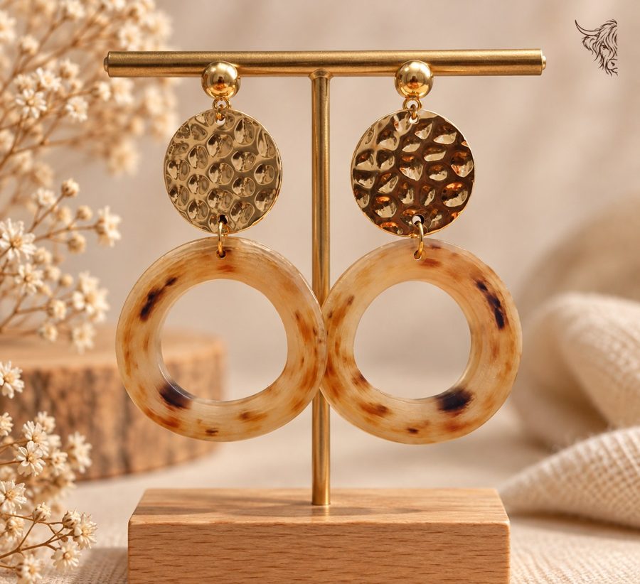 Boucles d’oreilles anneau de corne tacheté et disque martelé doré, puces