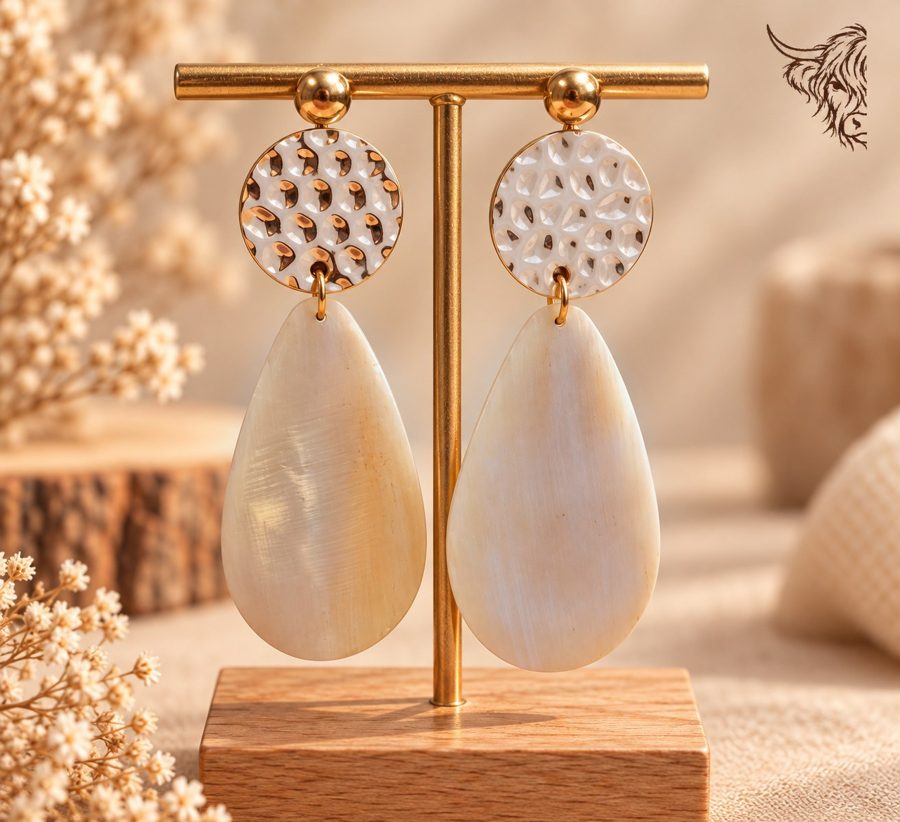Boucles d’oreilles goutte de corne et disque martelé doré, puces, crème